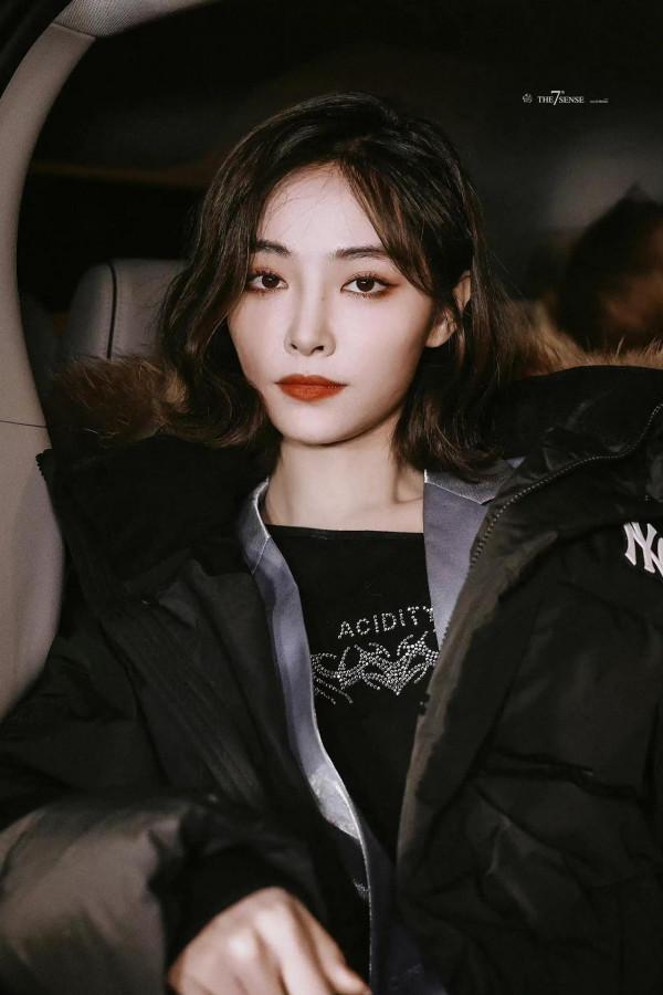 許佳琪下班，一身隨意的造型，看著好有時尚感