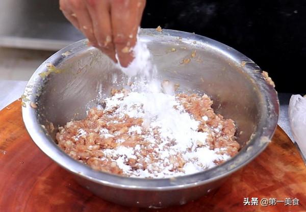 紅燒獅子頭的正確做法，調肉餡是關鍵，軟爛入味，一盤都不夠吃