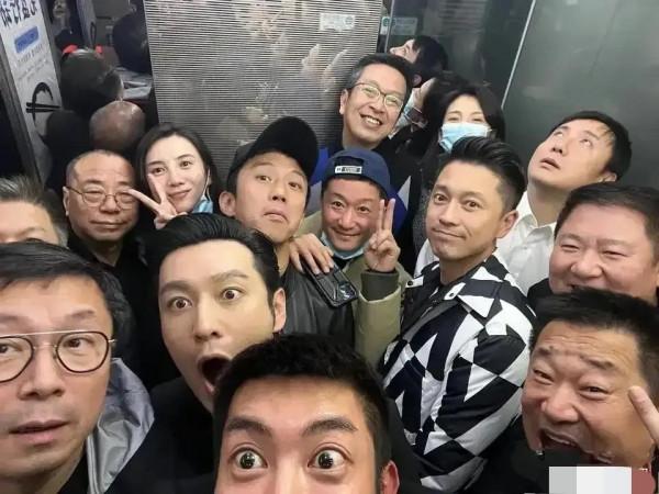 眾明星擠電梯，誰最搶鏡