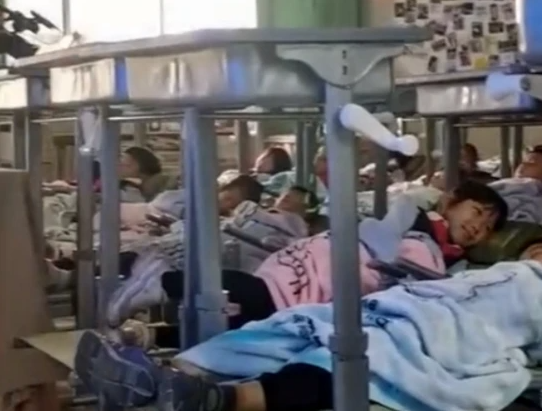 小學課桌改成“懶人椅”，午休可以躺著睡覺，家長卻迎來新的擔憂