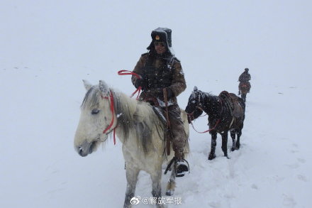 海拔5800米，邊防官兵冒雪巡邏