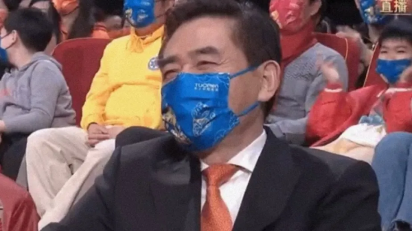 春晚明星搞笑瞬間：陳寶國隔口罩摳鼻子，張韶涵李榮浩大眼瞪小眼