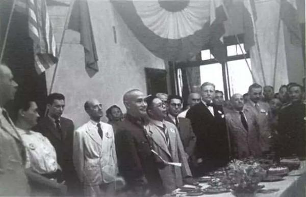 1952年，吳國楨參加蔣介石壽宴，返程發現車子被蔣做手腳