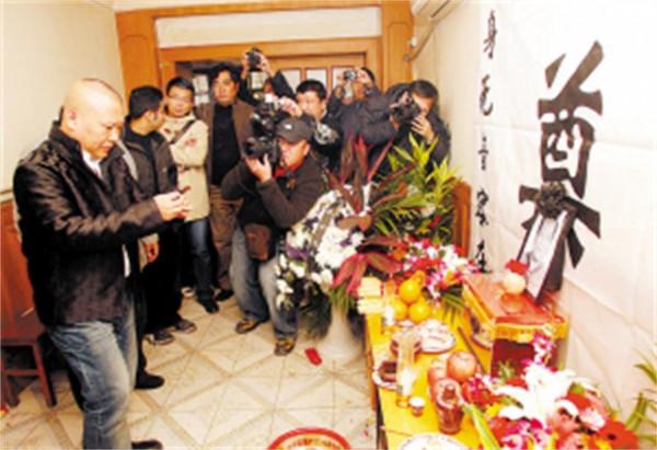 範振鈺葬禮:郭德綱、孟凡貴前來祭奠,16位徒弟跪別 範振鈺葬禮:郭德綱、孟凡貴前來祭奠,16位徒弟跪別