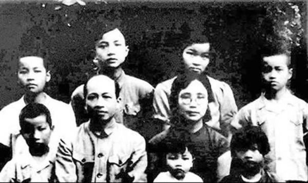 2003年，著名數學家蘇步青在上海逝世，身上裝著一張日本女士照片