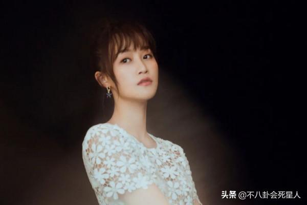 明明是苦情臉非要演活潑少女，高圓圓李沁都栽了