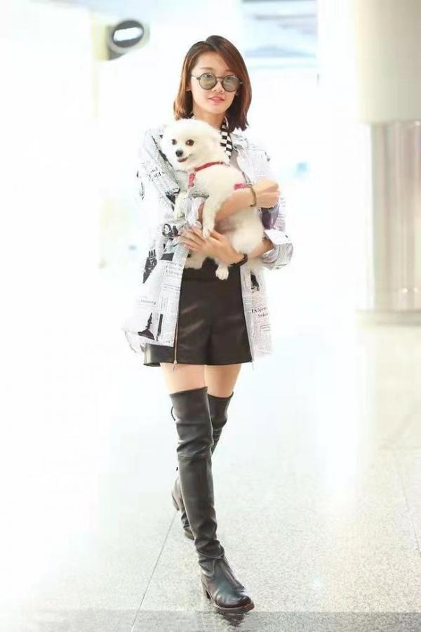 苗苗真的越看越“大氣”，穿T恤配印花褲也高階，這氣質太養眼了