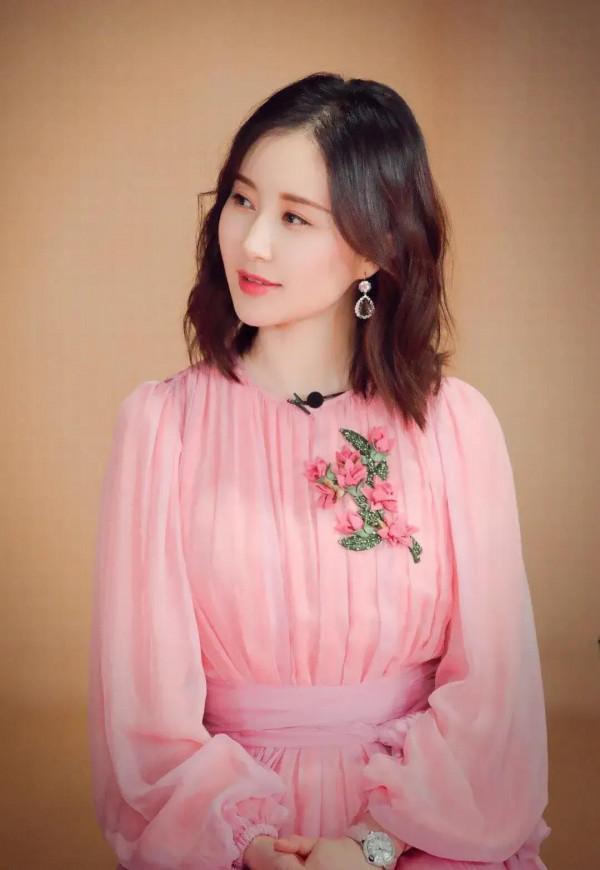 楊冪和王菲看了舒暢一眼也是自慚形穢，美得驚豔，美得冷豔