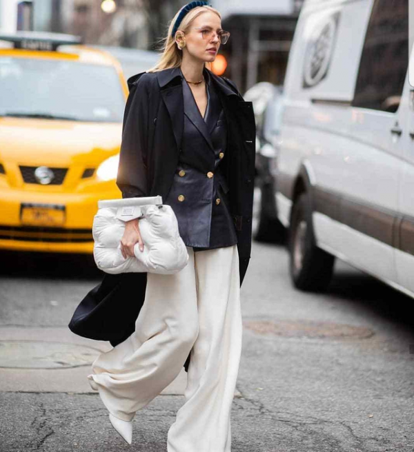 姚明女兒近照曝光，11歲身高超1米8，腿長驚豔人站姿挺拔