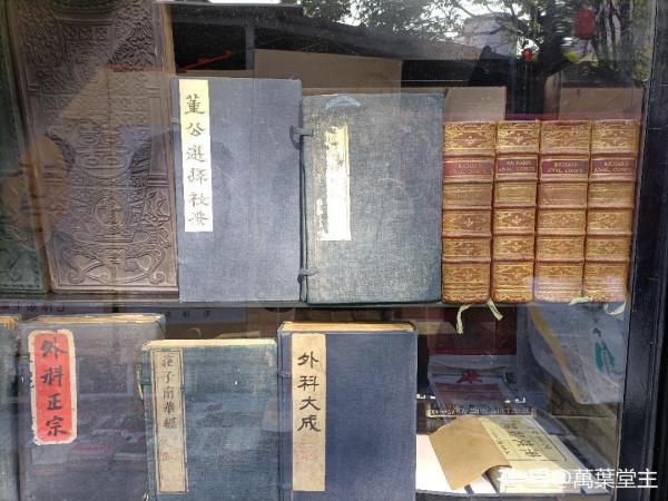 第三屆古舊書博覽會上古董書琳琅滿目，讓觀者大飽眼福，大開眼界