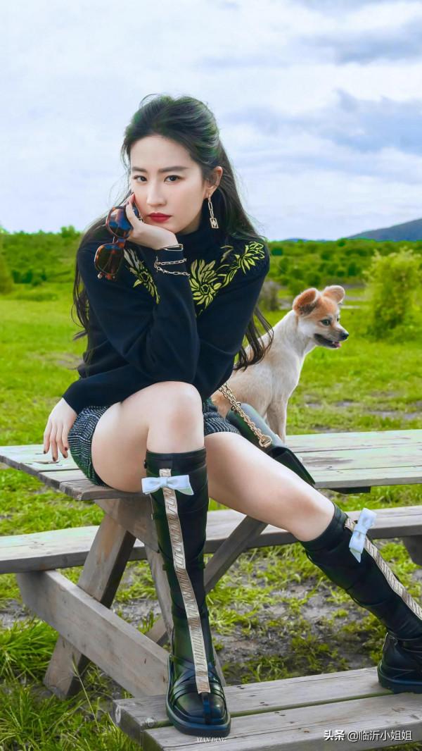 劉亦菲，高顏值的神仙姐姐，一顰一笑都散發醉人的美感