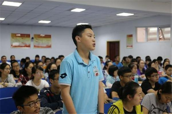 從10月1日開始，部分地區要求取消“週中補課”，家長喜憂參半