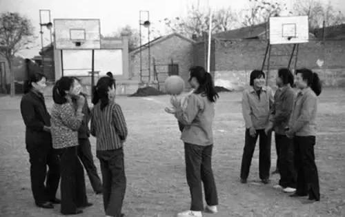 歷史老照片:天安門執勤女兵腰間掛滿彈夾,男女罪犯排著隊遊街 歷史老照片:天安門執勤女兵腰間掛滿彈夾,男女罪犯排著隊遊街