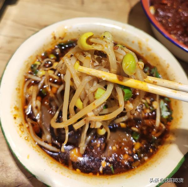 在一個特別不起眼的小衚衕裡,有一家有點像大排檔的6毛涮串 在一個特別不起眼的小衚衕裡,有一家有點像大排檔的6毛涮串