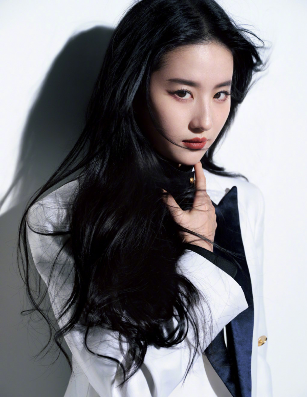 女神劉亦菲時尚大片曝光，西裝配皮褲颯氣十足，仙女耍酷不一般