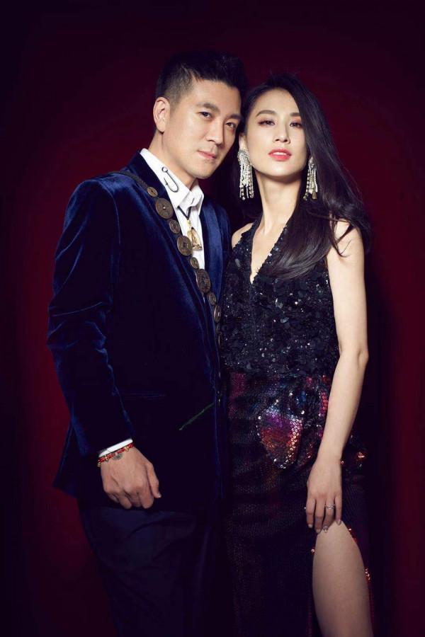 楊子黃聖依真登對，絲絨套裝組合高開叉連衣裙，滿滿的“富貴感”