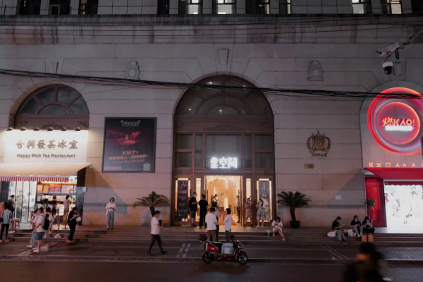 上海有棟“神秘”大廈，每晚都在上演一千零一夜