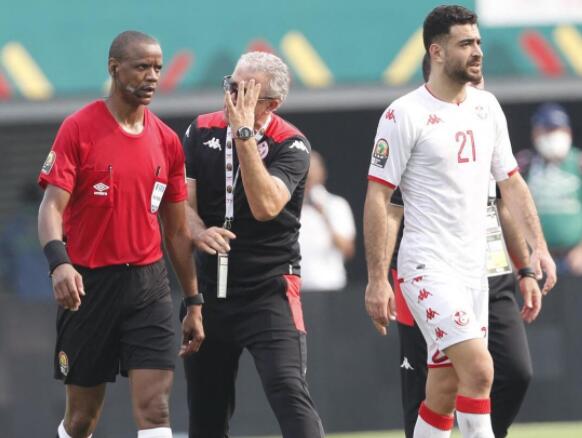 裁判長為非洲杯“昏哨”辯解：中暑讓他神志不清，賽後去了醫院