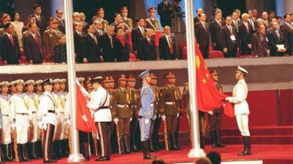 97年香港迴歸，英國搞小動作，旗手朱濤：鼻裡塞棉花，血往嘴裡吸