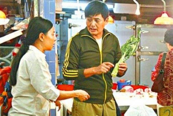 買二手衣服回家補、一張椅子用18年,這8位明星,有錢也沒亂花 買二手衣服回家補、一張椅子用18年,這8位明星,有錢也沒亂花