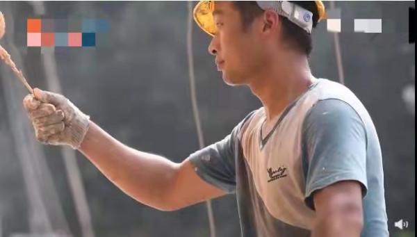 2張照片給厭學的孩子:別等被社會毒打,才知道讀書的幸福 2張照片給厭學的孩子:別等被社會毒打,才知道讀書的幸福