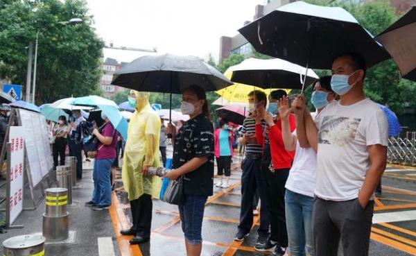 家委會強行收100元班費，家長提質疑反被懟，網友直言太猖狂