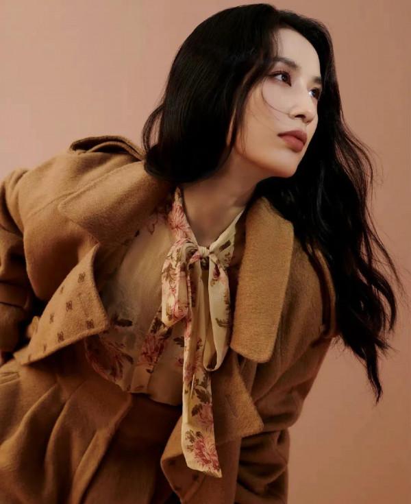 黃聖依、吳昕合拍封面大片！黃聖依溫婉又時尚，吳昕率性又前衛