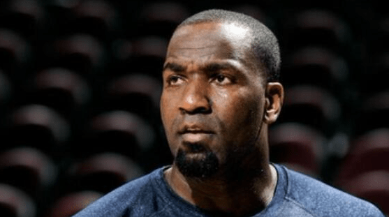 NBA那些離譜的傷病：特雷楊踩裁判致崴腳，一人冰敷睡著直接報銷