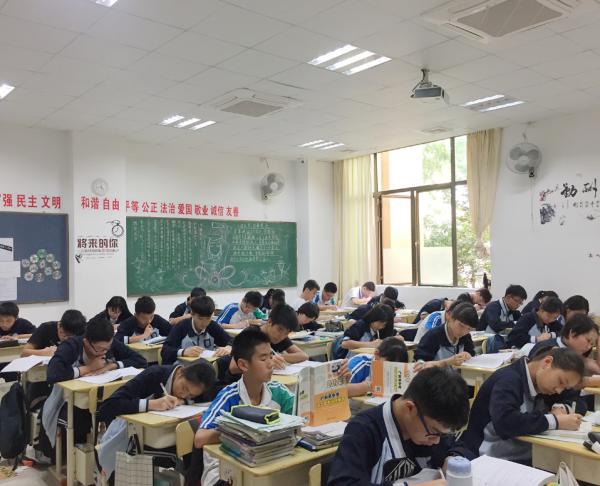 家長建議把英語降為副科,提高物理和歷史比重,教育部做出回應 家長建議把英語降為副科,提高物理和歷史比重,教育部做出回應
