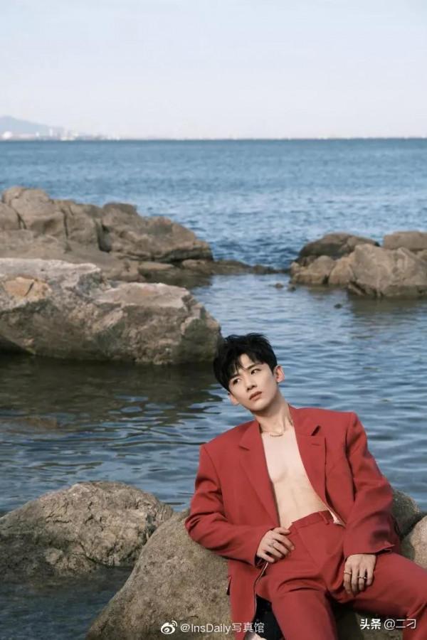 白敬亭 x MiniBAZAAR 十月刊海邊踏浪的純粹少年 ​​​​ 白敬亭 x MiniBAZAAR 十月刊海邊踏浪的純粹少年 ​​​​