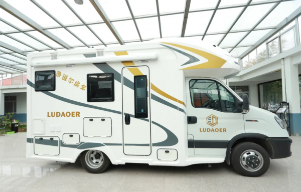 魯道爾依諾巴赫版 國六依維柯 實木傢俱&plus;航空商務座椅&plus;48V電路系統