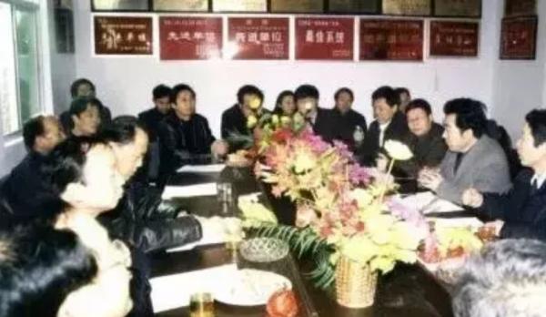 2003年，5位村民挖出27件國寶，揭開西周歷史疑案，政府獎勵20萬