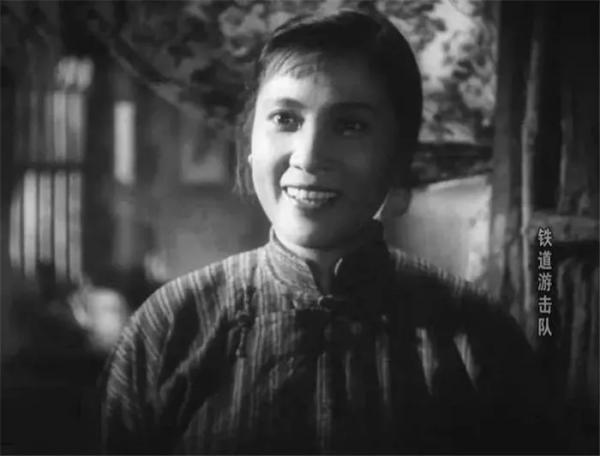 《鐵道游擊隊》65年：大隊長劉洪已離世，芳林嫂秦怡如今99歲