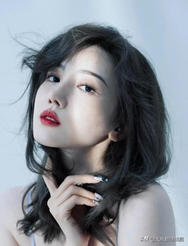 紜，一個美人胚，正正經經一個大美人了