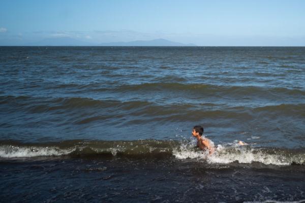在這座島上，火山和湖泊有個約會