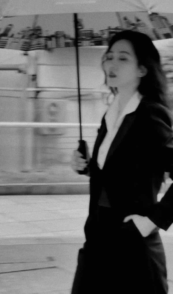 劉詩詩稱之為天神下凡，行走教科書