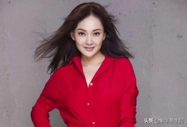 48歲牛莉曬出仨娃，兩兒一女為媽媽捏背捶腿，網友好奇仨娃的身份