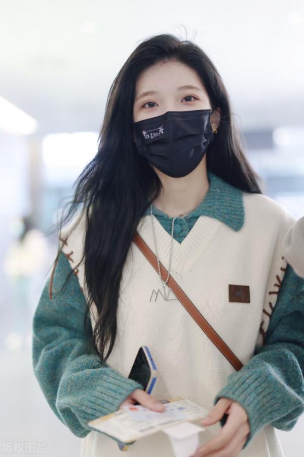 沈夢瑤雙層毛衣穿搭簡約甜美 捲髮披肩笑容迷人 沈夢瑤雙層毛衣穿搭簡約甜美 捲髮披肩笑容迷人