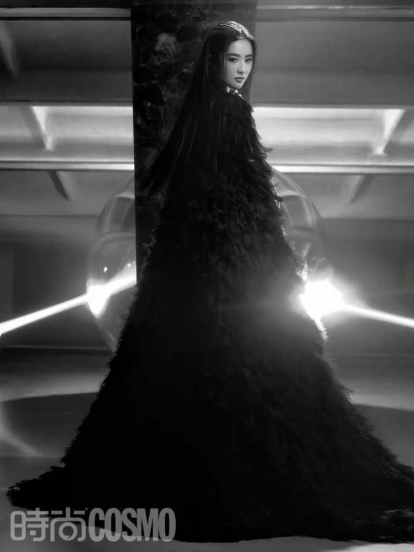 眾女星拍2022開年雜誌:楊冪秀美背,劉亦菲女王,舒淇戴百萬珠寶 眾女星拍2022開年雜誌:楊冪秀美背,劉亦菲女王,舒淇戴百萬珠寶