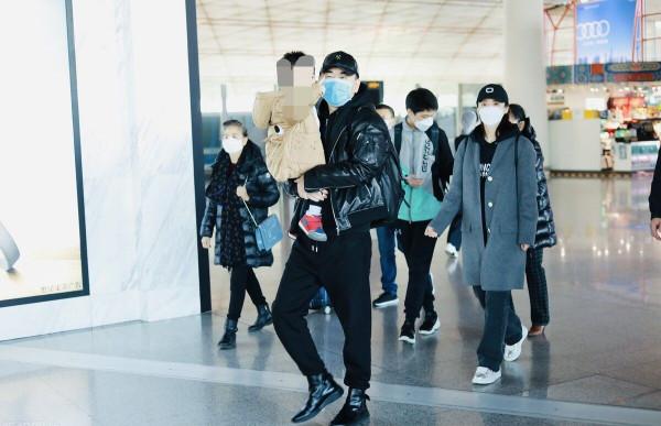 蔣勤勤一家四口走機場，15歲長子眉眼深邃變帥哥，小兒子顯秀氣