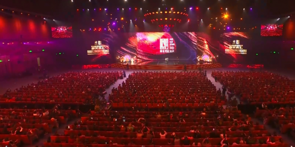 金雞獎晚會眾星雲集，紅毯邊上圍滿了攝影師，臺下觀眾卻依稀可數