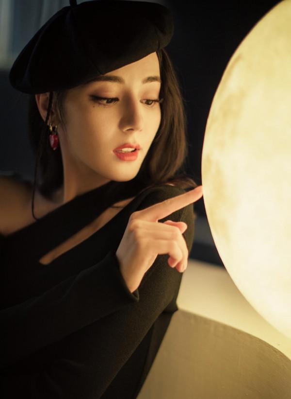 甜酷小妞迪麗熱巴上線，穿斜肩針織上衣展現摩登風情，笑起來好甜