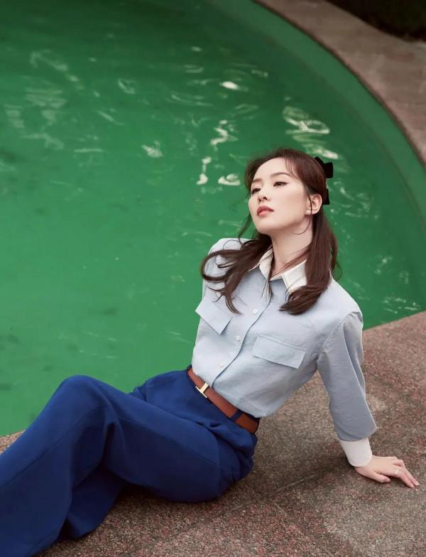 頂級女神劉詩詩，隨手拍都這麼優雅動人、恬靜淡雅，活脫脫的美人