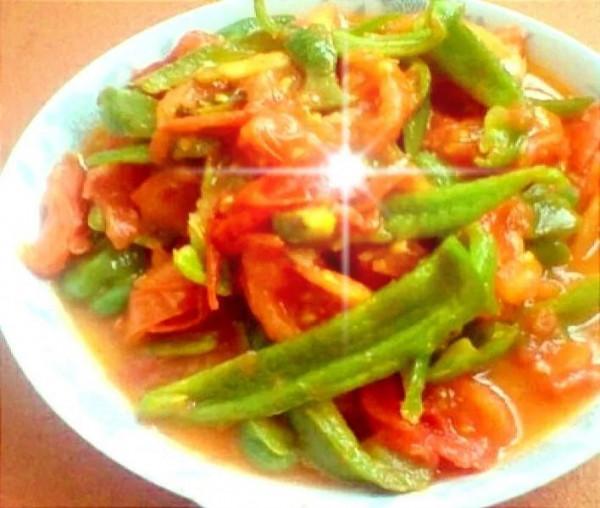 今天分享給大家一款，酸辣爽口的，西紅柿炒辣椒