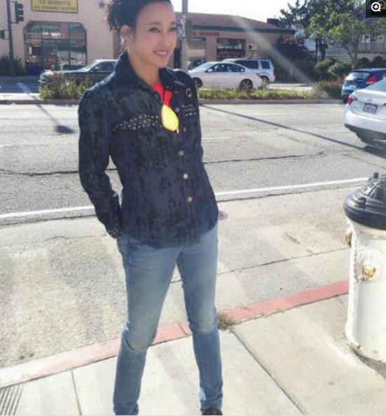 直擊:62歲劉曉慶在美國街頭與同齡人合影,年齡只是數字而已 直擊:62歲劉曉慶在美國街頭與同齡人合影,年齡只是數字而已