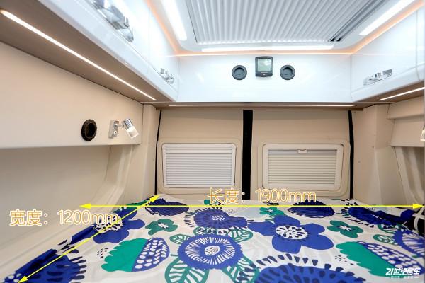 不懼限高！美女初體驗高度只有2米4的宇通福特B型房車