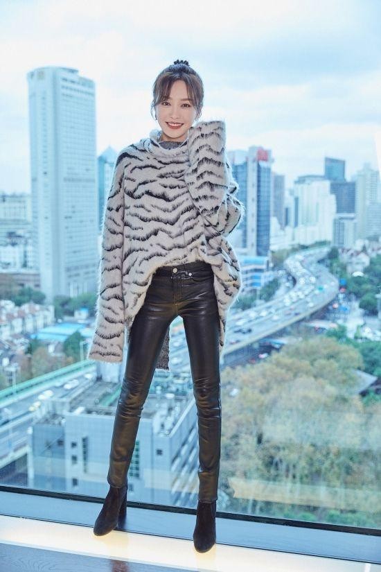 劉濤真給70後長臉！虎紋裙配大紅唇驚豔動人，把哥哥的風頭都搶了