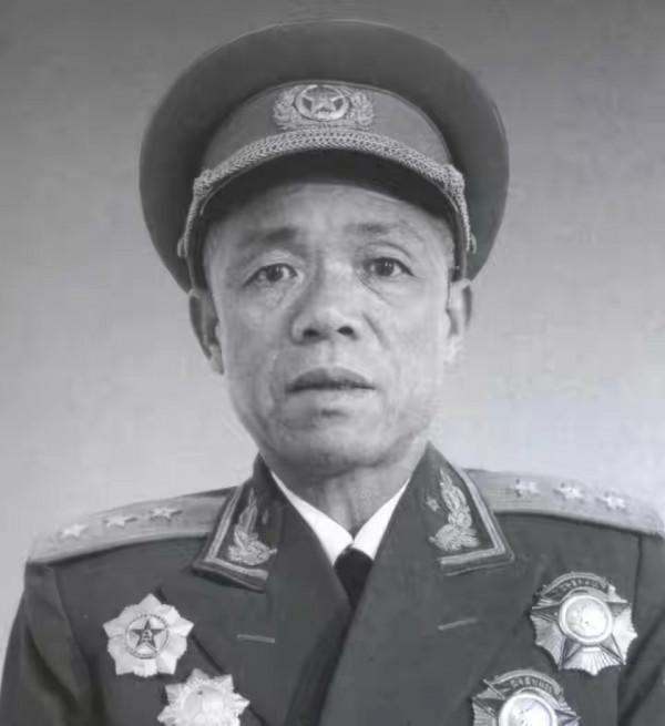 徐向前留韓先楚在家吃飯，韓先楚回家後說：徐帥家的飯真難吃