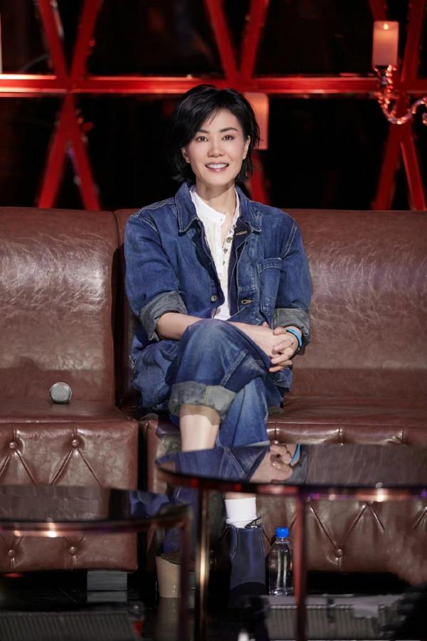 天后王菲真個性,穿針織衫配長褲走紅毯,意外美成全場焦點 天后王菲真個性,穿針織衫配長褲走紅毯,意外美成全場焦點