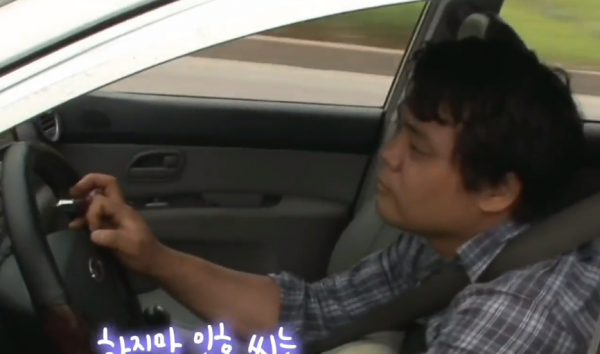 故事:韓國截癱小夥趴著開車,超車變道樣樣精通,正常老司機都佩服 故事:韓國截癱小夥趴著開車,超車變道樣樣精通,正常老司機都佩服